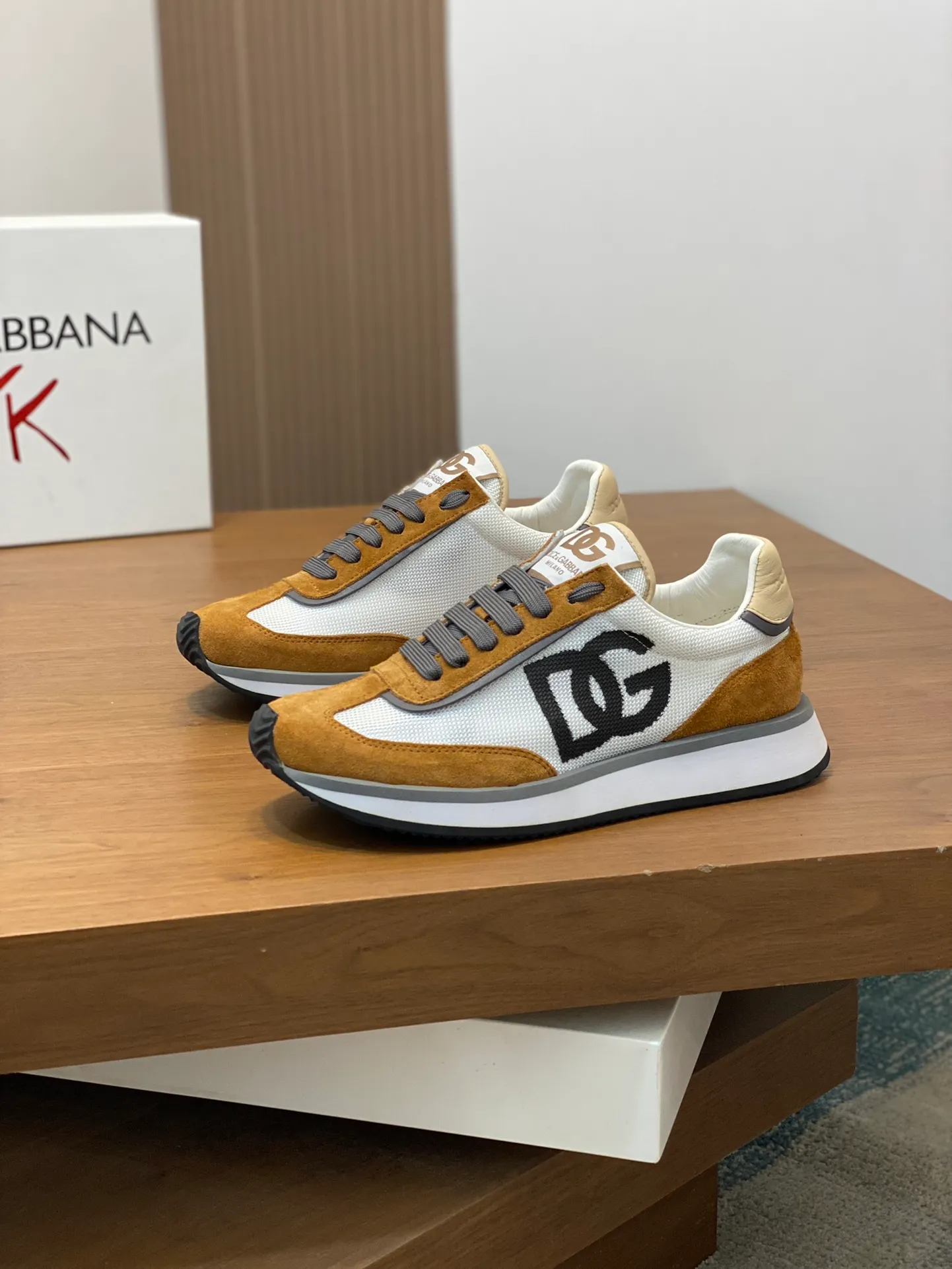 Factory price: 458💰••New products••Dolce&Gabbana••DG✔️High-end men's sports•casual shoes. Original goods from top counters. Original imported cowhide, multi-material splicing design ➕Imported cowhide lining, cowhide feet ➕Original T men's shoes 💰R elastic outsole.  Size: 39-44 (38, 45 customized)